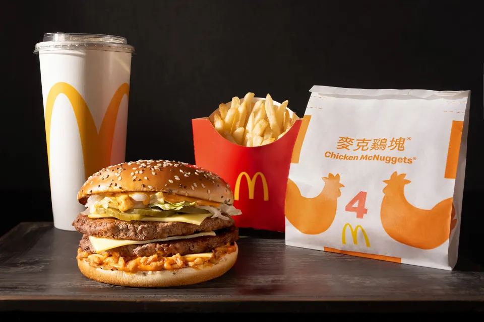 購買麥當勞「Big Arch霸牛堡」任一套餐，即送四塊麥克鷄塊一份。