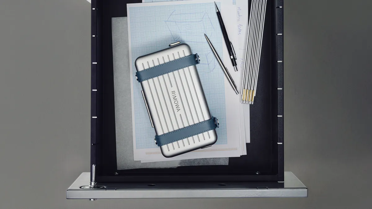 RIMOWA Personal 系列鋁鎂合金柔霧藍斜揹袋，建議售價 53,700元