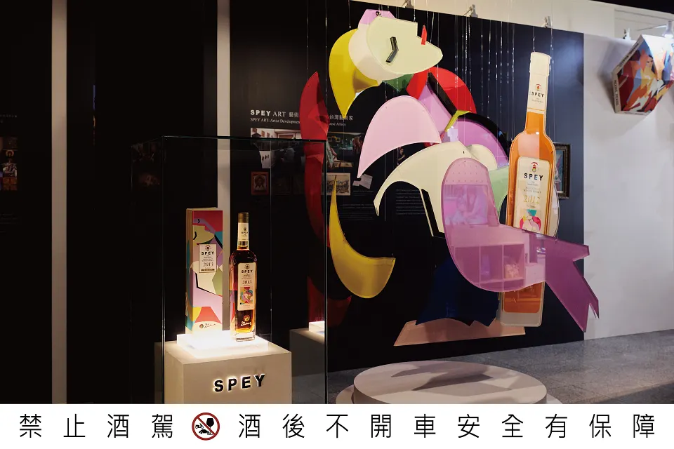 在光影交織的展覽畫卷中，SPEY 以三大獨家藝術亮點回應畢卡索打破常規的精神，其中「懸浮的《夢》境」攜手英國查爾斯國王傳統藝術學院藝術家，以特殊壓克力材質與光影折射技