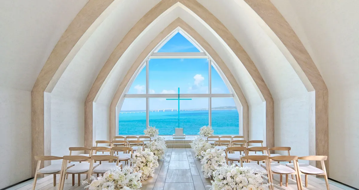 位在宮古島希爾頓度假村頂樓的純白教堂