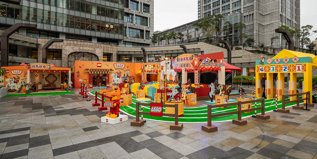 「樂高®馬上添樂 玩轉新春」新春場景亮相，打造十足年味的沉浸式空間。