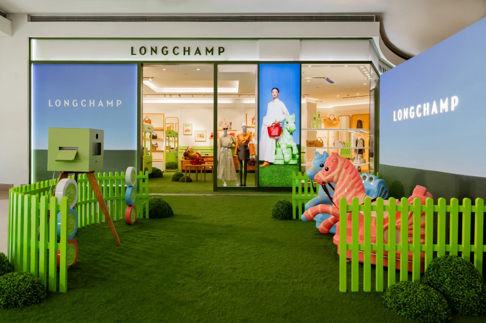 LONGCHAMP 於 101 打造「搖搖馬樂園」正式揭幕，宋芸樺與禾浩辰聯袂現身！