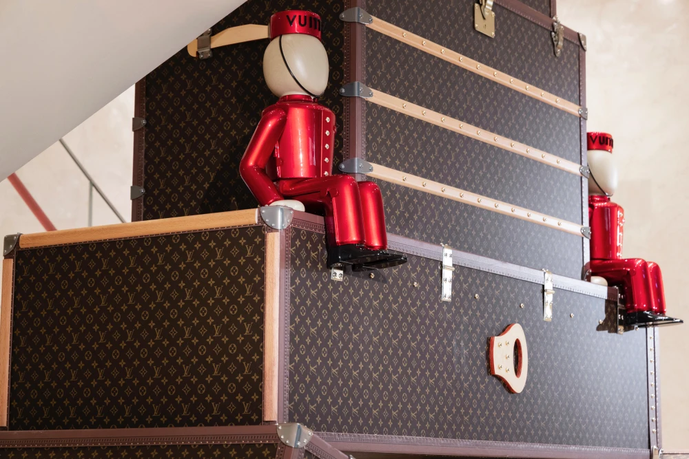 台北 101 旗艦店外特別設置巨型 Monogram 旅行硬箱藝術裝置