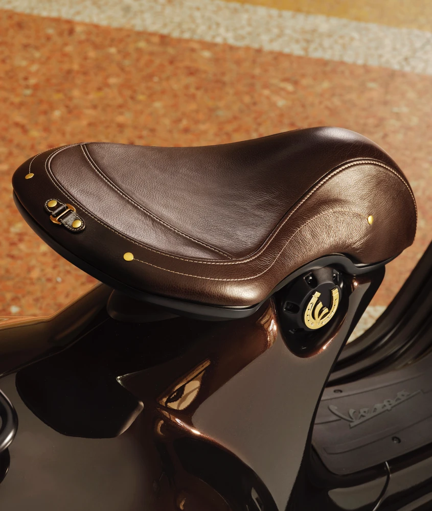 Vespa 946 馬年特仕版登場，首批到台僅限量 7 台！