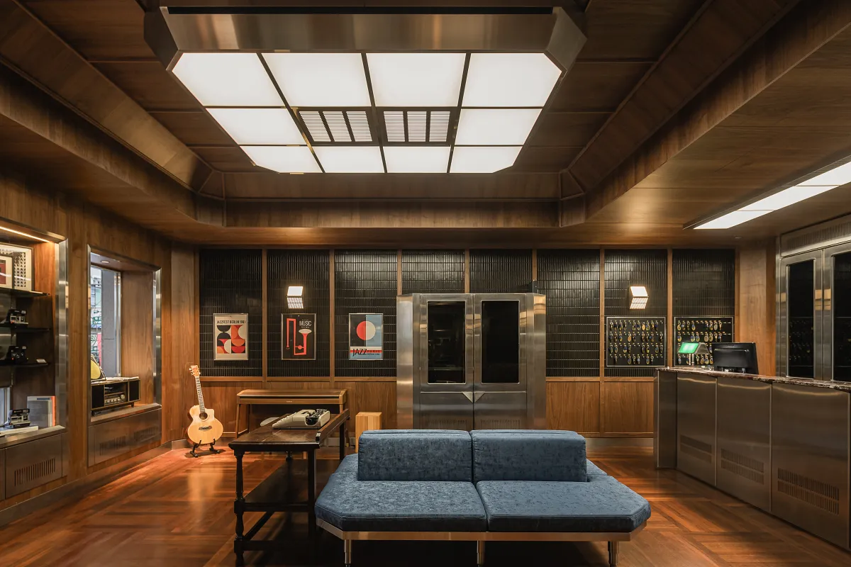 坐落於赤崁樓旁的「天下南隅」，紅磚外牆與圓拱建築矗立北區天際，見證台南近代歲月風華。