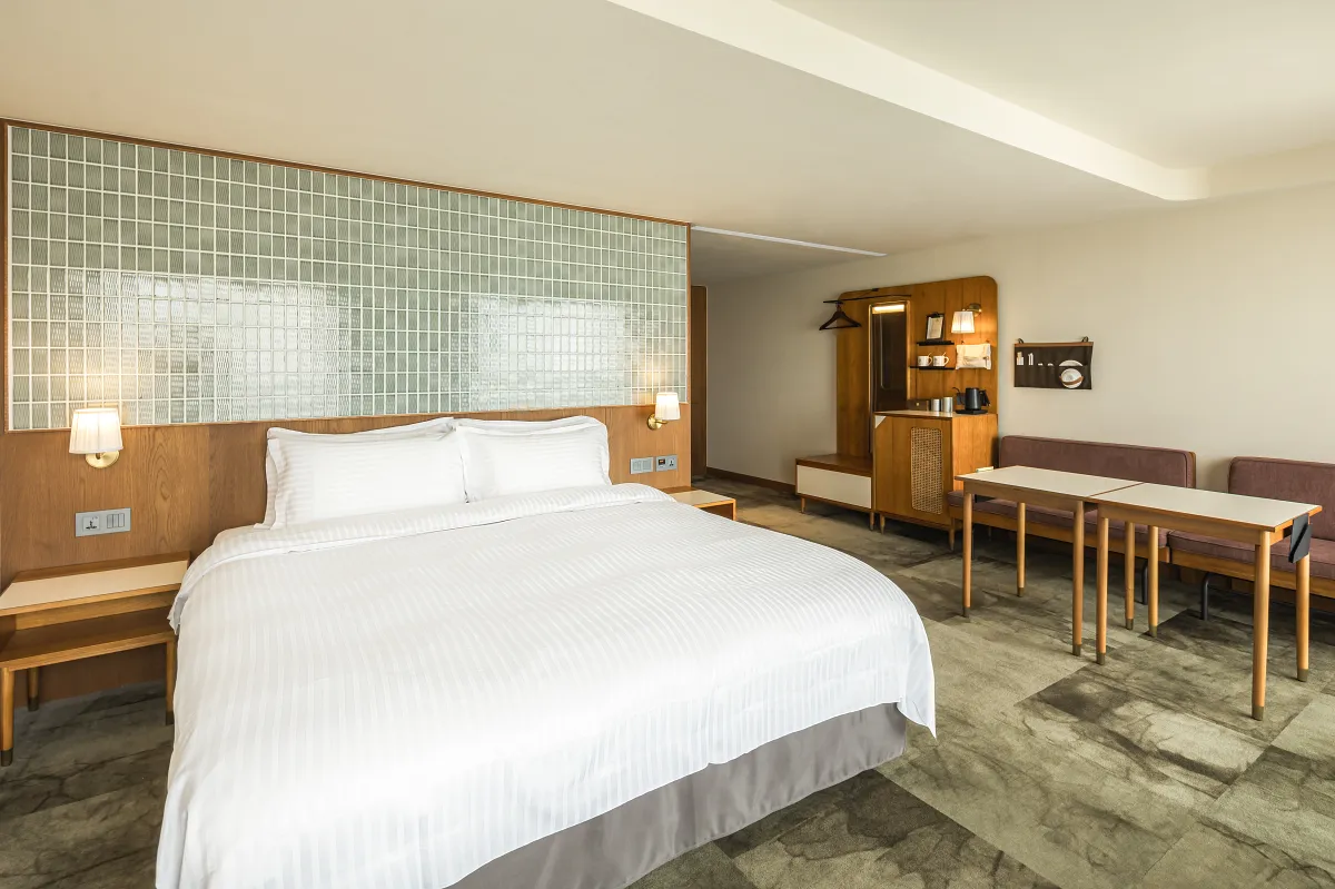 「天下南隅」房內運用青藍色的馬賽克拼貼床頭，展現秩序美感與紳士氣息。