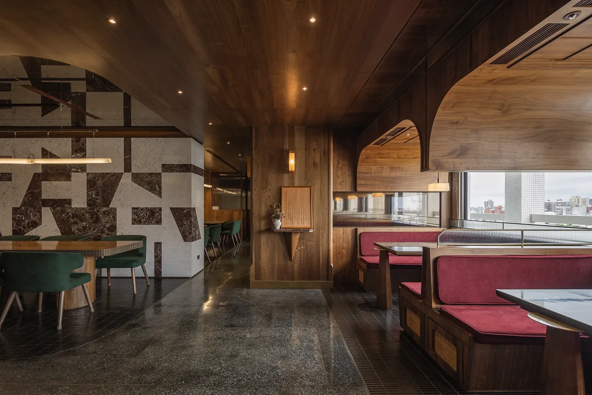 「天下南隅」房內運用青藍色的馬賽克拼貼床頭，展現秩序美感與紳士氣息。