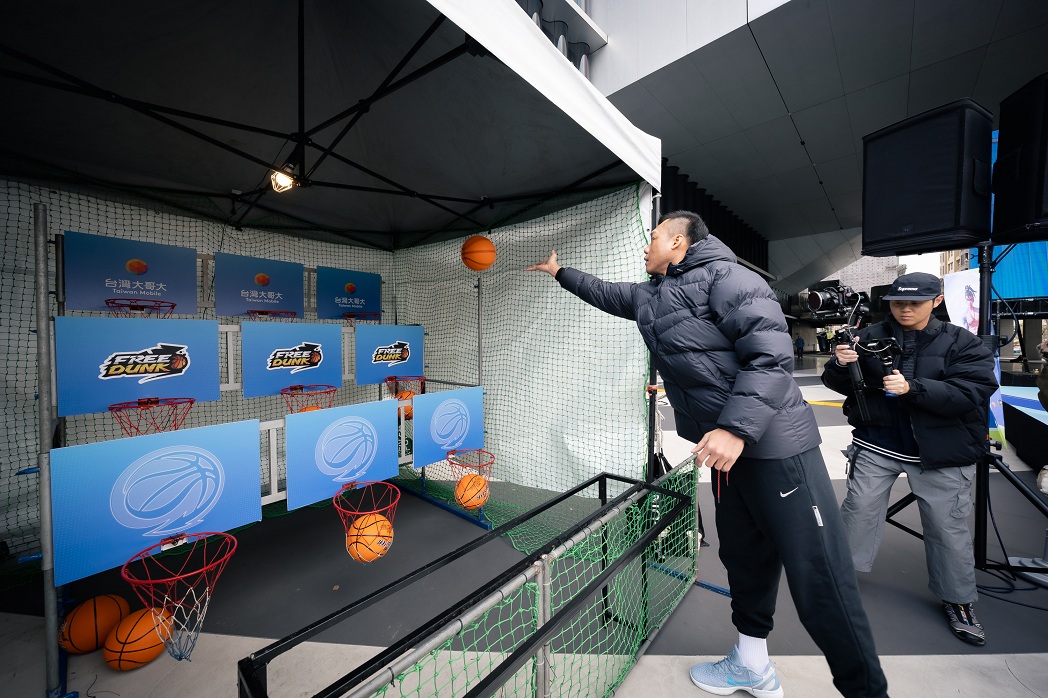 夢幻聯名簽名球送出，士林街頭化身籃球嘉年華。