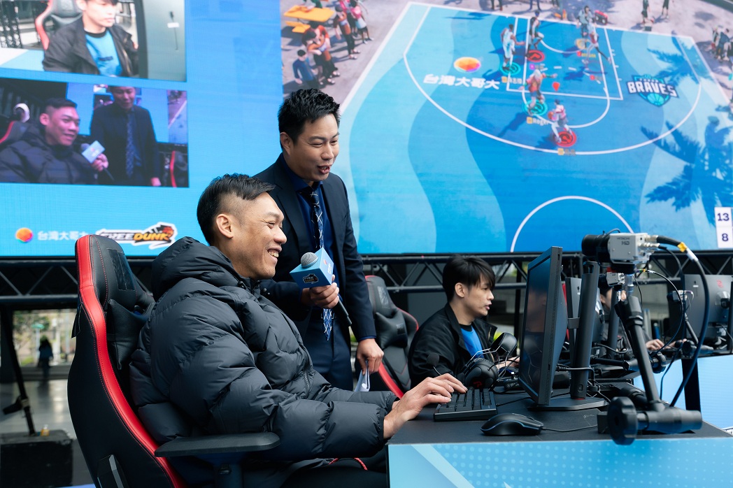 林志傑現場體驗《FreeDunk》，操作遊戲中的「自己」。