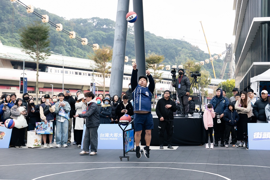 統神三分球大賽手感火燙！幽默喊話富邦：「考慮一下我」。