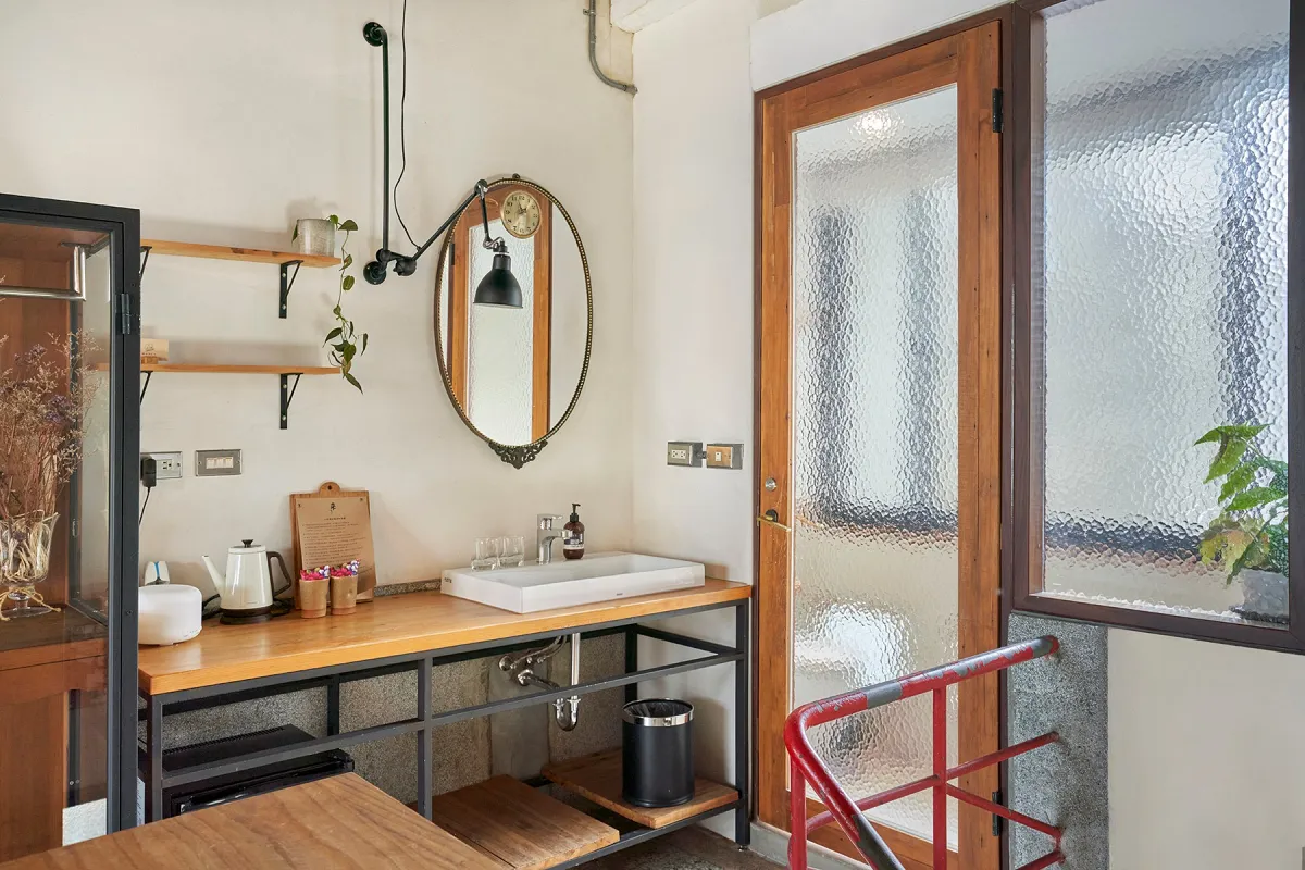 台南老宅旅宿「來了」由百年版畫商行「隆發」改建而成，結合三進式格局，感受新舊交織的城市縮影。