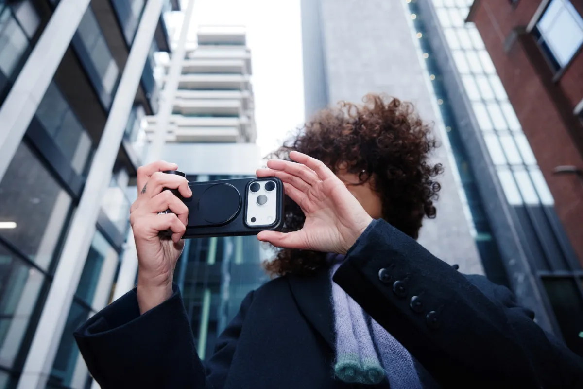 徠卡推 iPhone 17 Pro LUX 手機殼，純黑皮革＋鋁製按鍵帥到沒朋友