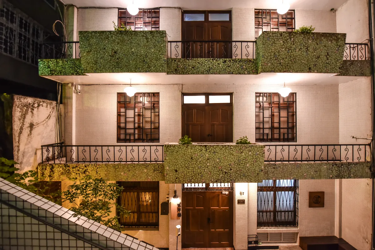 「貳洋樓」由台南首位女建築師設計，以淺綠色磁磚外牆與對稱立面，重現民國初年盛行的老上海優雅風情。