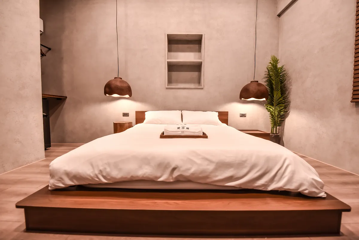 「貳洋樓」融合清水模工業設計與復古洋樓外觀，每間客房宛如一場與建築藝術的對話。