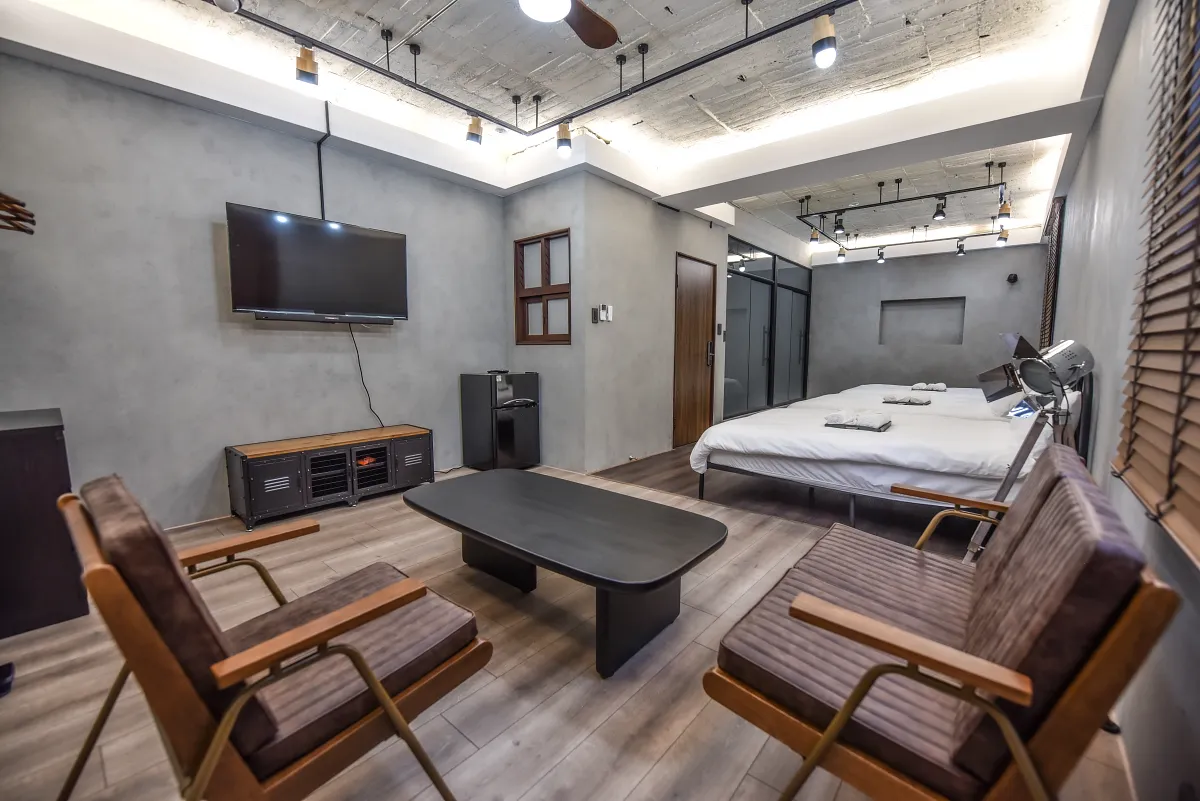 「貳洋樓」融合清水模工業設計與復古洋樓外觀，每間客房宛如一場與建築藝術的對話。