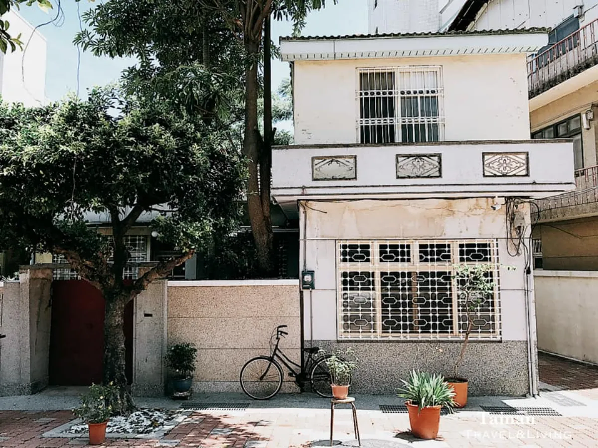 「謝宅」是台南首間老宅民宿，超過 110 年歷史老屋修復而成，並被 CNN 評選為「台南最美民宿」。