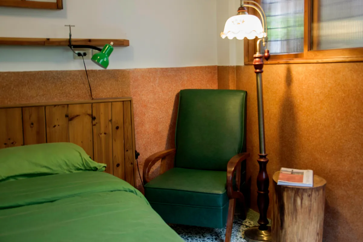 「巷弄X台南」三層閩式老宅保留抿石子地板、紅磚牆與壓花玻璃，許多老物件在這裡獲得新生，讓空間處處充滿驚喜。