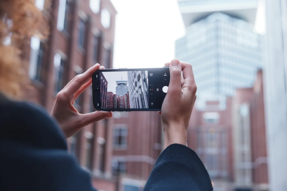 徠卡推 iPhone 17 Pro LUX 手機殼，純黑皮革＋鋁製按鍵帥到沒朋友