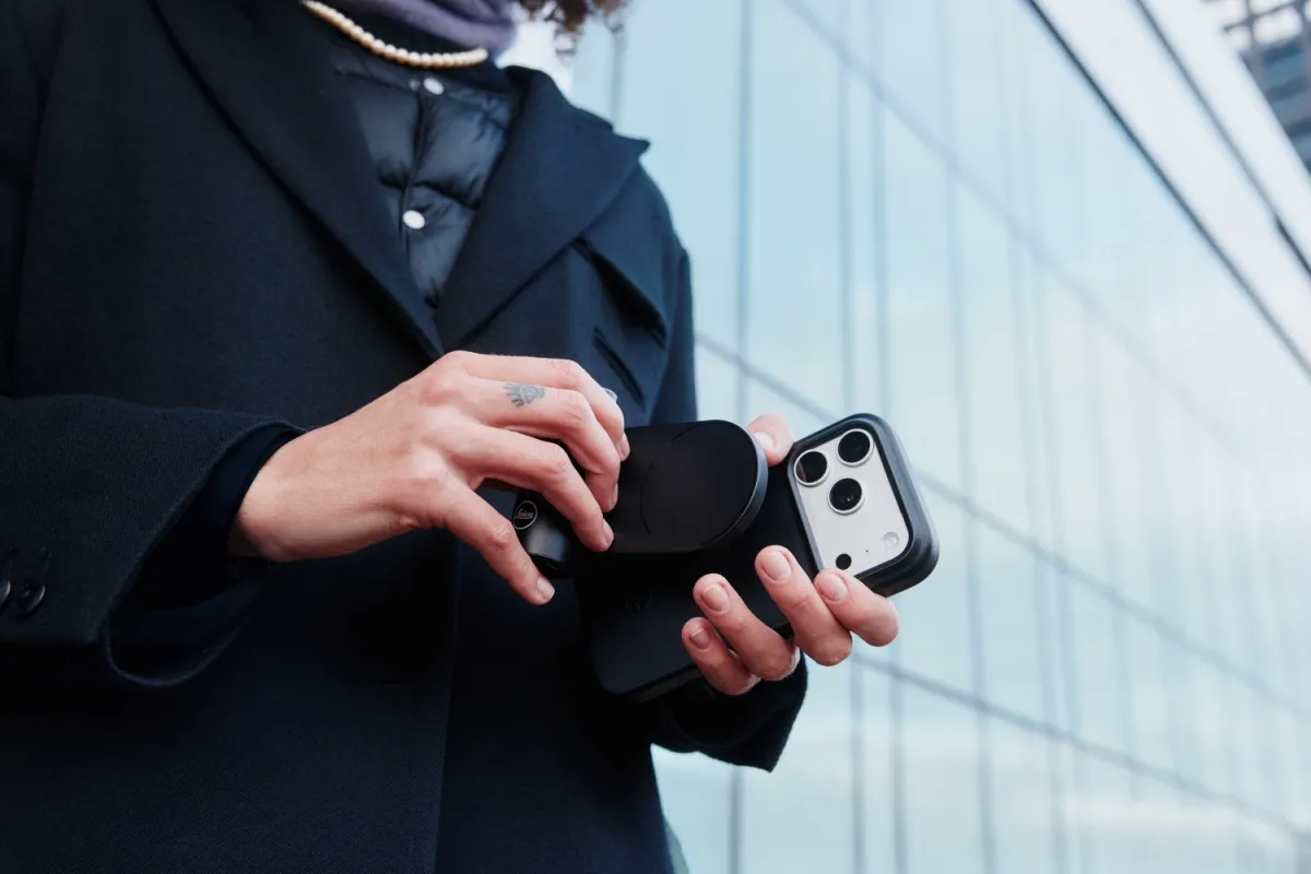 徠卡推 iPhone 17 Pro LUX 手機殼，純黑皮革＋鋁製按鍵帥到沒朋友