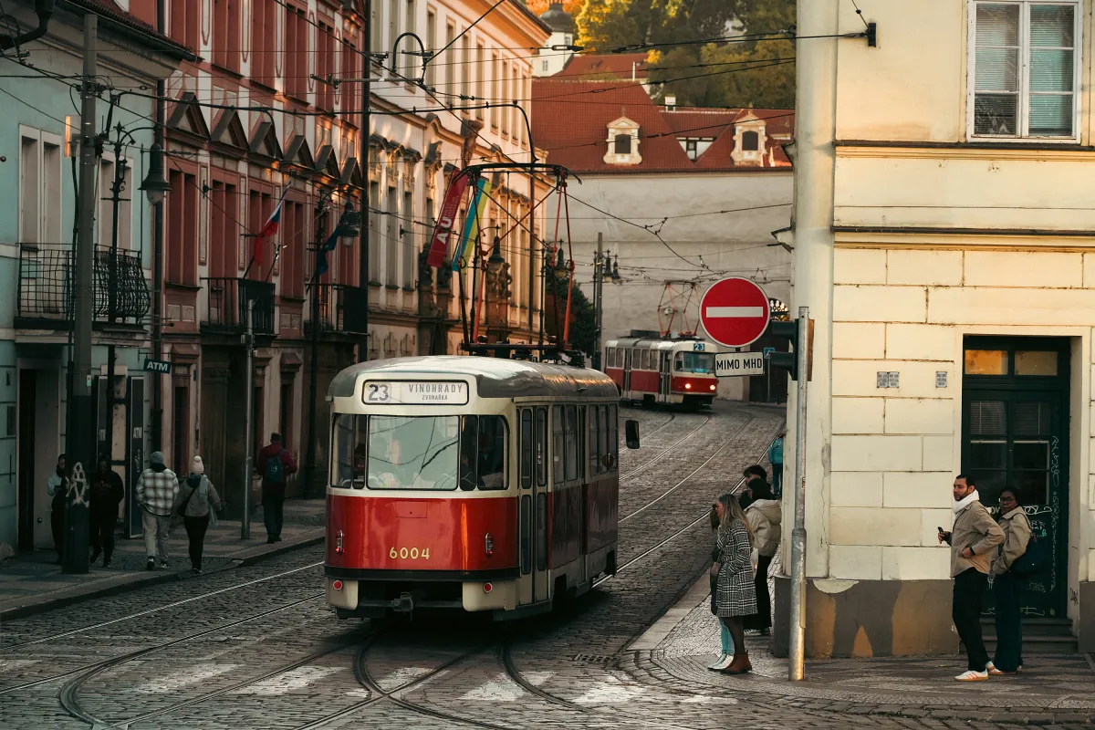 布拉格是捷克的首都與最大城市，位於歐洲中心地帶，地理位置極佳且擁有豐富觀光資源。