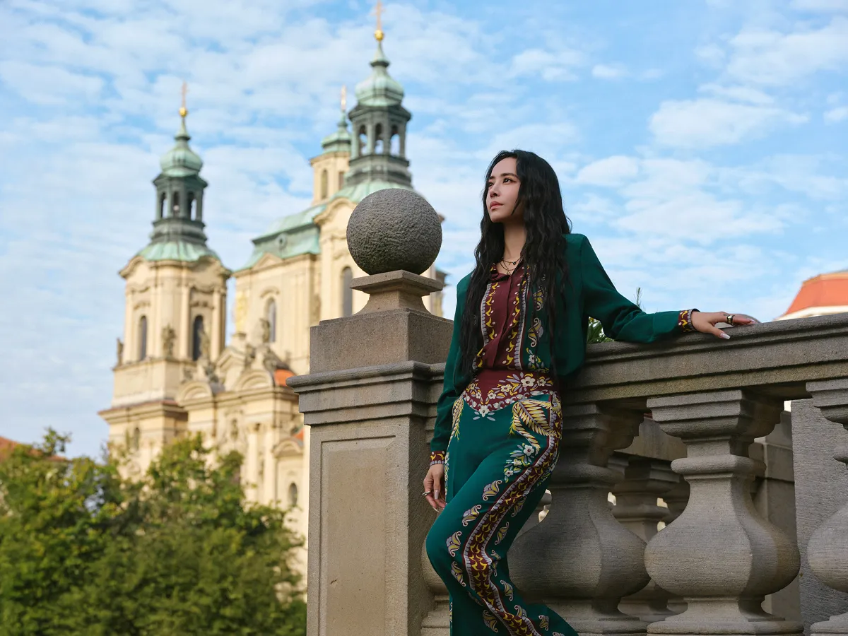 JOLIN遠赴當地取景拍攝，完成當年未能親赴布拉格拍攝MV的遺憾。