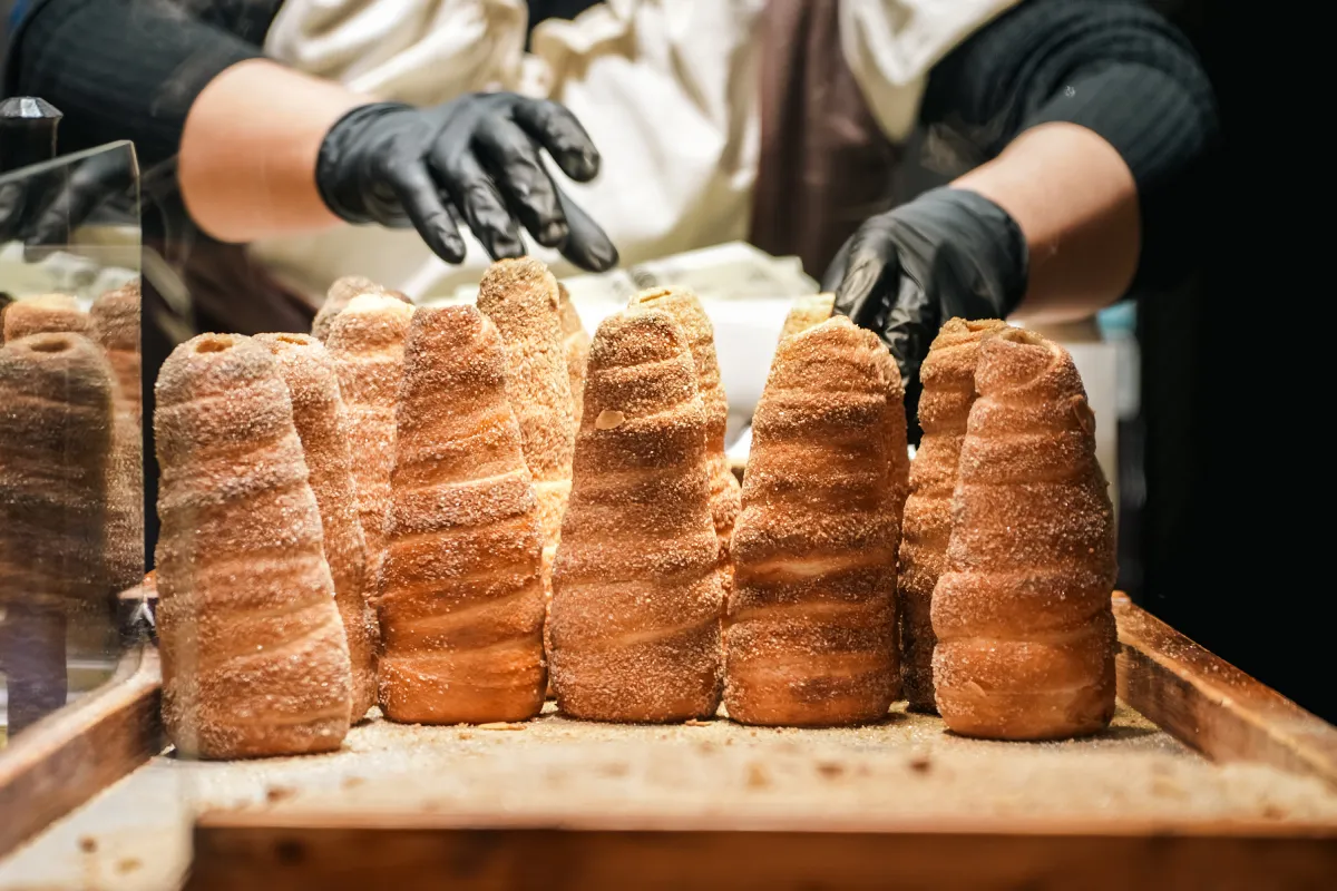 每年11月底在布拉格舊城廣場舉辦的聖誕市集被譽為歐洲最美市集之一，旅客可以在濃厚聖誕氛圍下品嚐煙囪捲、熱紅酒、烤香腸……等等的當地美食。