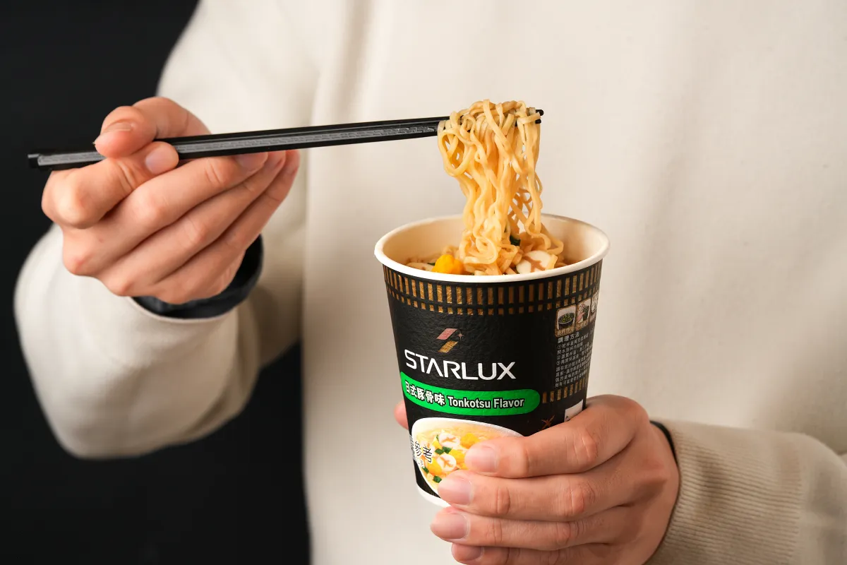 星宇航空x日清杯麵今日於星宇小舖開賣,本次聯名杯麵主打親民且實惠的價格,讓消費者能以極高CP值整箱囤購