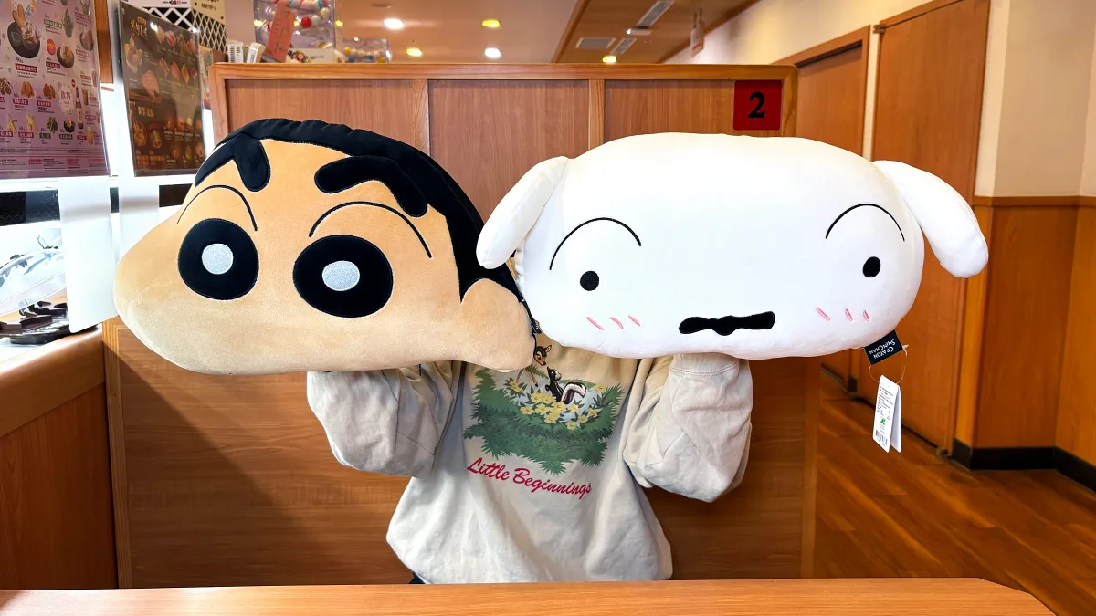 藏壽司 x 蠟筆小新精選全台 5 間門市打造蠟筆小新特色聯名店，拍照打卡還有機會抽中療癒系絨毛抱枕