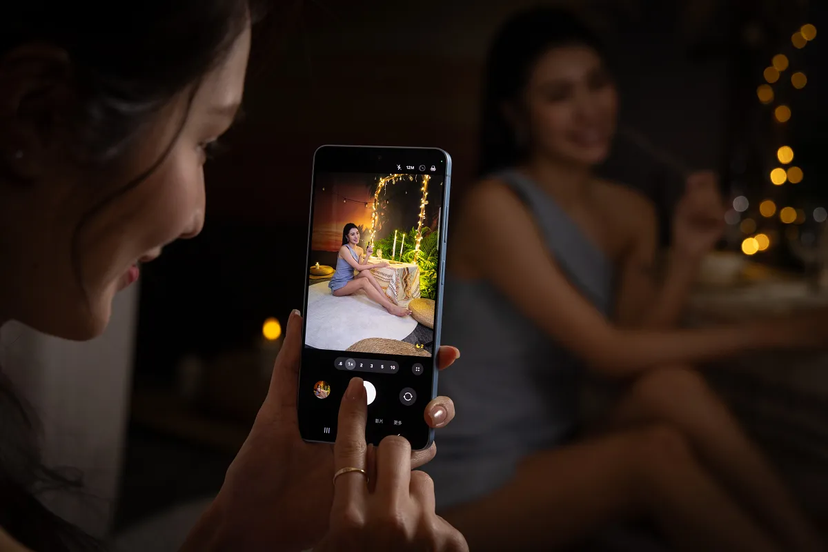 Galaxy S26 Ultra機型具備更大的鏡頭光圈，顯著提升感光元件的進光量，即使在低光源的環境下，也能拍出細節豐富且極致清晰的照片