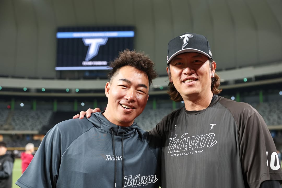 這畫面太神！王建民、郭泓志大巨蛋「夢幻傳接球」　WBC 中華隊最強左右護法神合體！