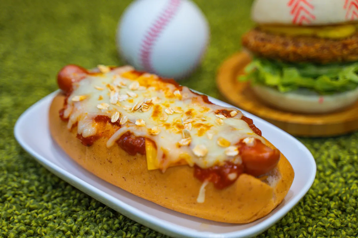 外型宛如球棒的「雙倍起司披薩熱狗堡」，售價120元，