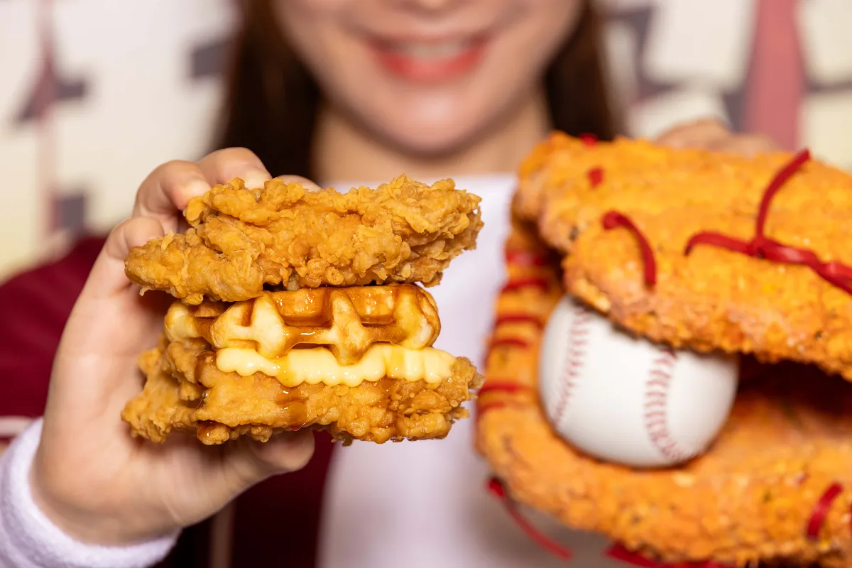 肯德基「楓糖風味鬆餅咔啦肉霸堡」3/3開賣。以雙片經典咔啦雞腿排夾上比利時鬆餅、加上楓糖醬點綴的超狂顤覆系組合，鹹甜交織、層次爆衝」