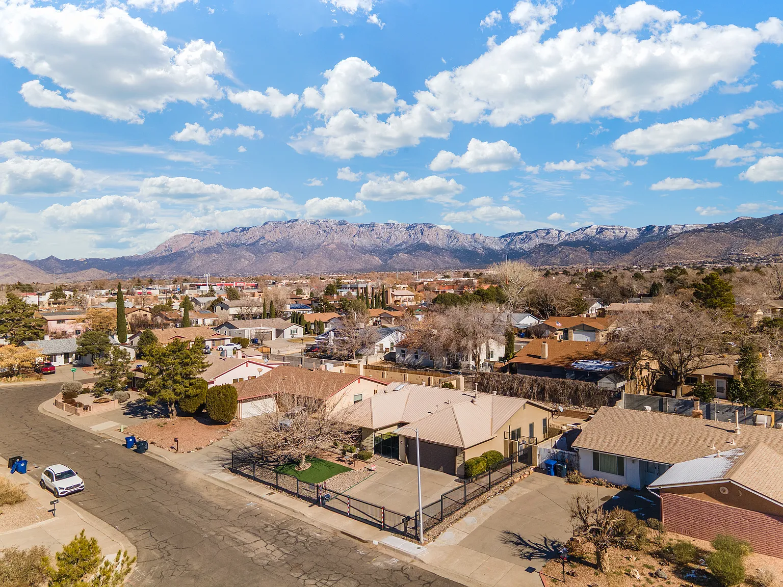 現實中這棟房子為 Joanne Quintana 所有。