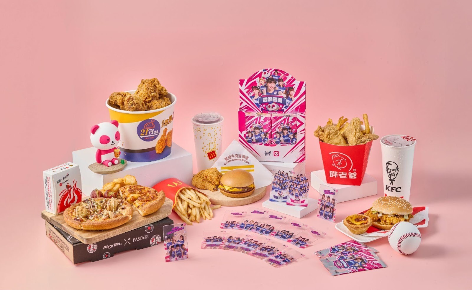 活動期間,只要於 foodpanda 訂購麥當勞、肯德基、必勝客、21PLUS、胖老爹等指定店家「CT AMAZE 限定應援套餐」,即可隨機獲得 1 款啦啦隊透卡。