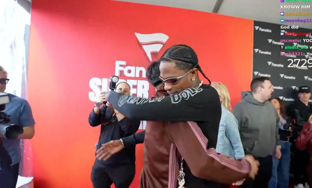 Ray 與 Travis Scott 相擁