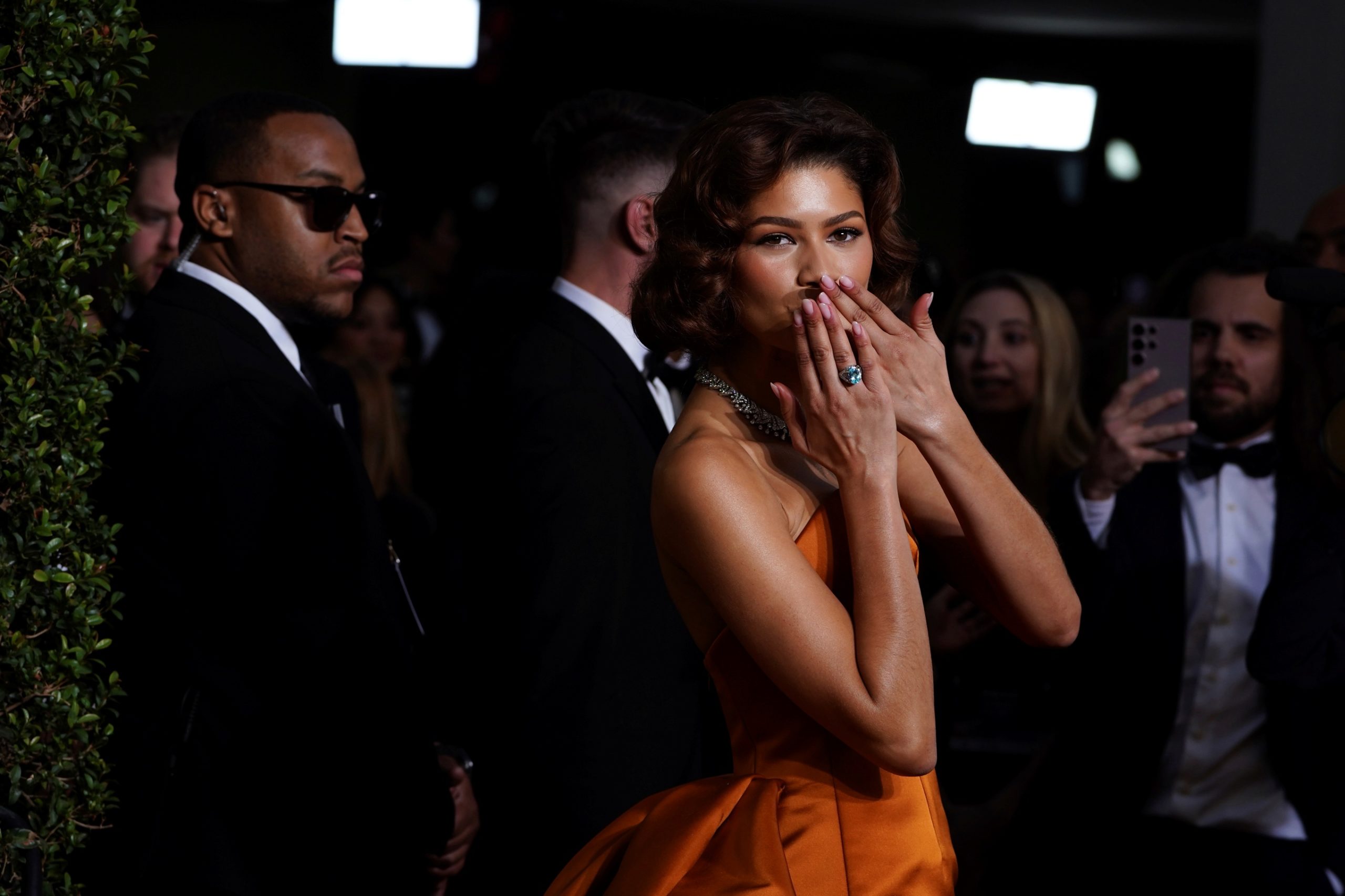 金球獎典禮，千黛亞無名指戴著大顆鑽戒。（圖片來源：達志影像）