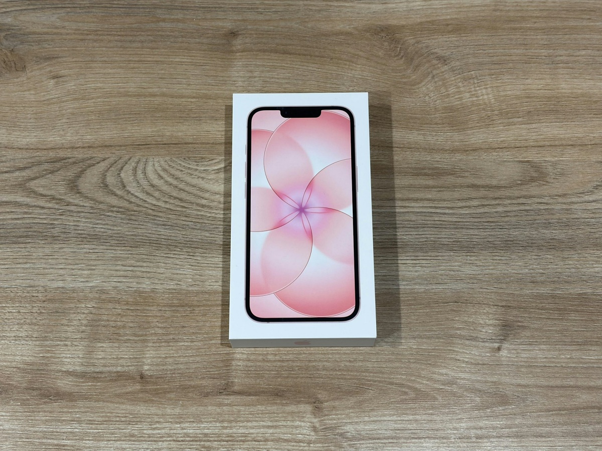 iPhone 17e 開箱 霧面嫩粉新色登場