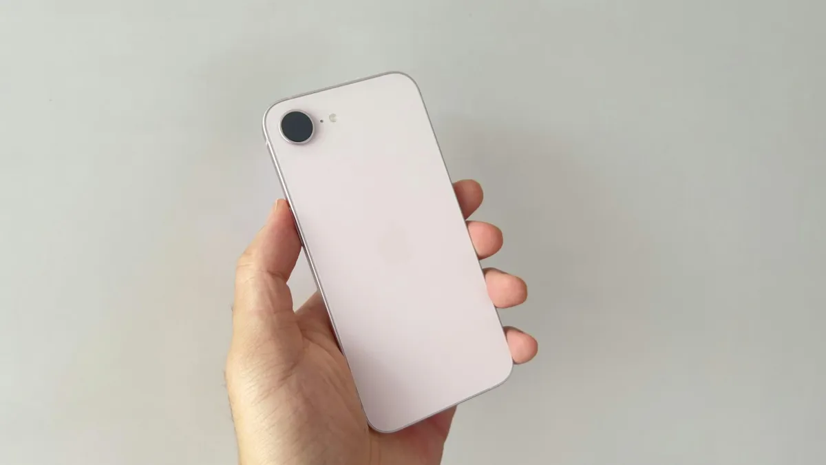 iPhone 17e 開箱 霧面嫩粉新色登場