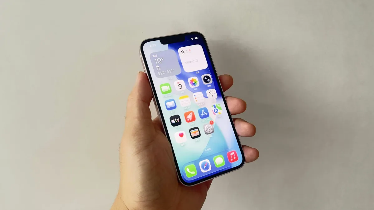 iPhone 17e 開箱 6.1 吋輕巧好握