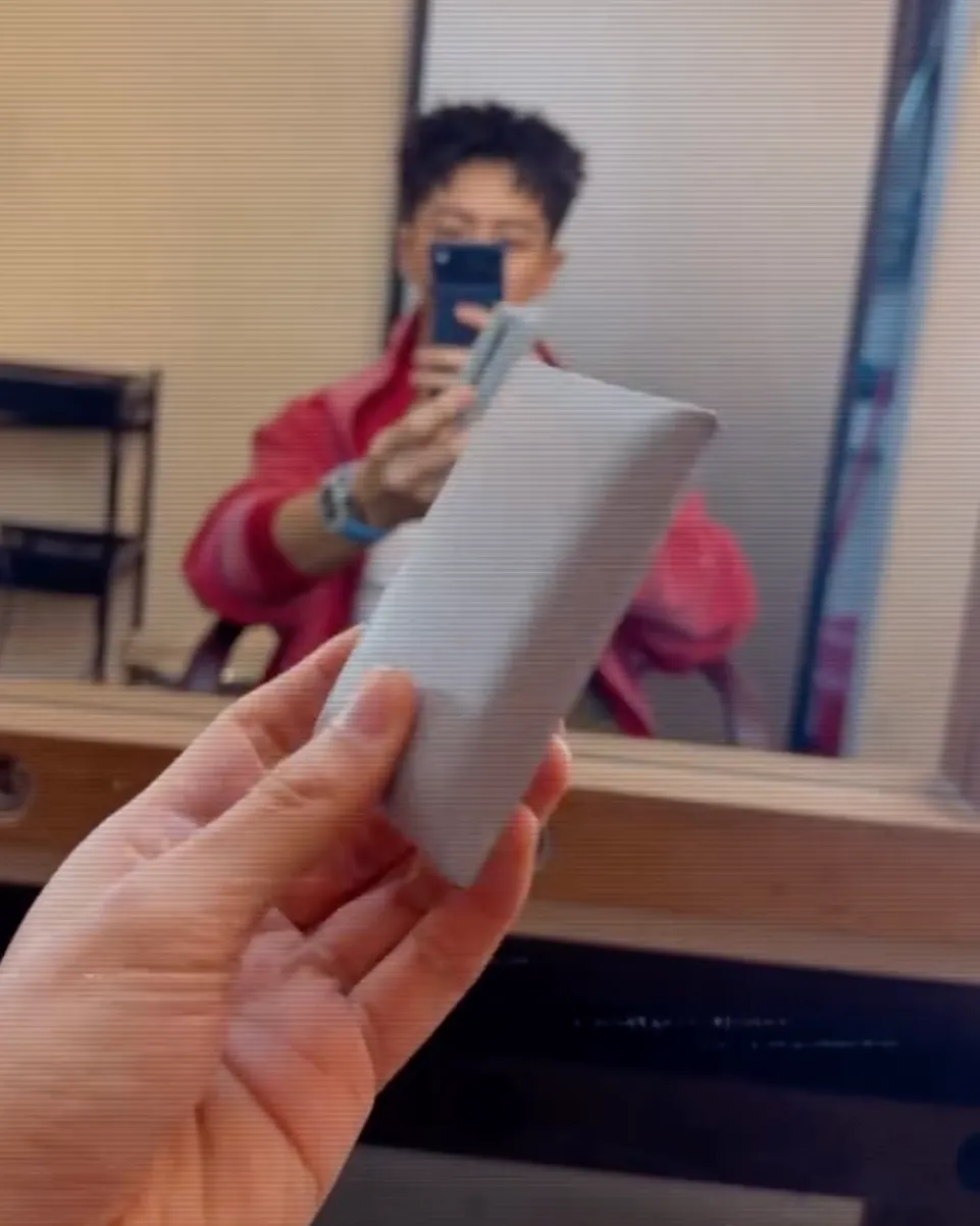 14 小時後，柯震東再拍影片報喜，手上拿著失而復得的錢包不停轉圈圈