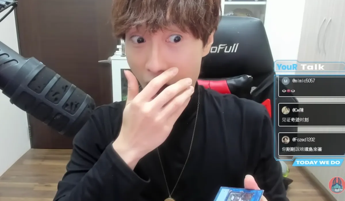 神級的一抽!YouTuber 帥狗直播開卡抽中「超框黑魔導」限量編號卡市價破 130 萬