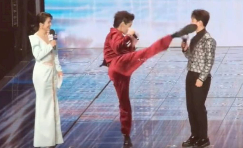 向佐台上突朝主持人頭部使出迴旋踢！主持人秒變臉事後澄清：只有0.01秒不爽