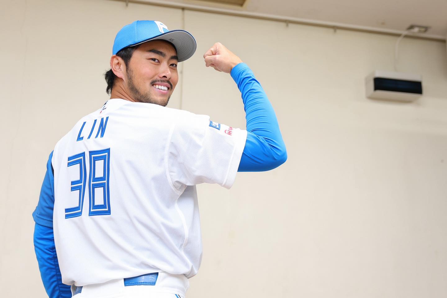 林家正正式穿上北海道日本火腿鬥士隊38號球衣