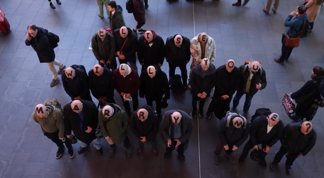 真人求婚看板。