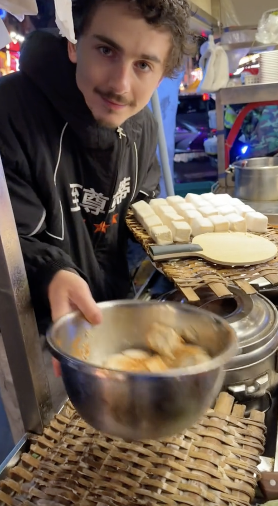 甜茶拍抖音講中文賣霉豆腐，手法太專業！網驚：原來真的不是AI！