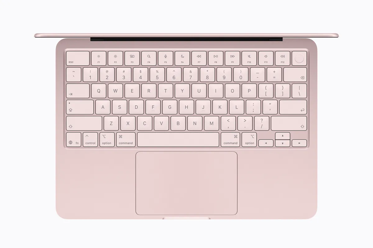 重視細節的 Apple 當然連內建的 Magic Keyboard 鍵盤與桌布都會根據機身配色進行色彩傳承