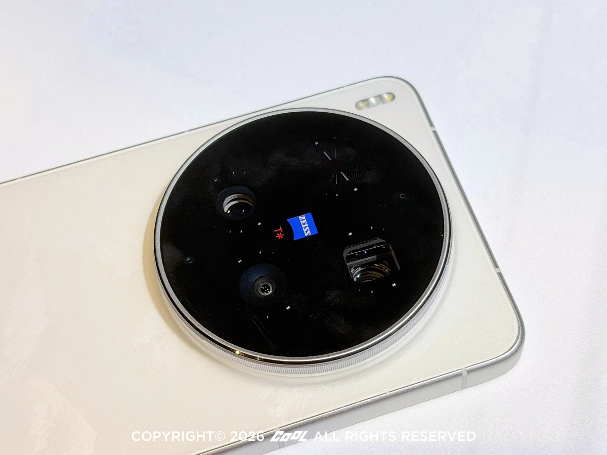 vivo X300 Ultra 搭載雙2億畫素蔡司大師鏡頭群。