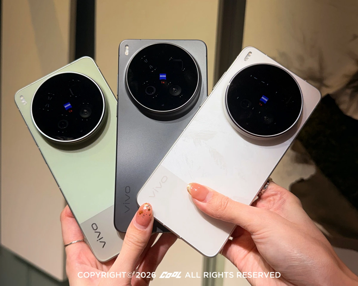 vivo X300 Ultra 有3種配色,其中白色與綠色採用拼接設計。