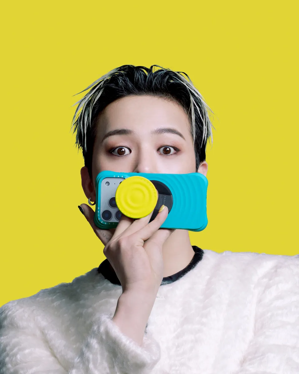 圖2. CASETiFY 驚喜釋出首位全球代言人 G-DRAGON 最新形象照，創意展現 G-DRAGON 俏皮帥氣的反差魅力與CHROMATIC FORMS & HUES 系列多款波紋手機殼