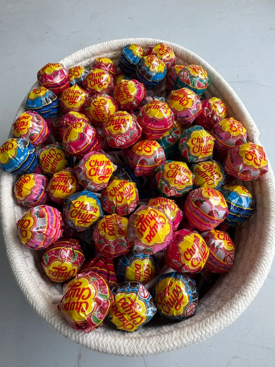 1958年加倍佳棒棒糖(Chupa Chups)誕生於西班牙巴賽隆納,發展至今已超過150種不同的口味